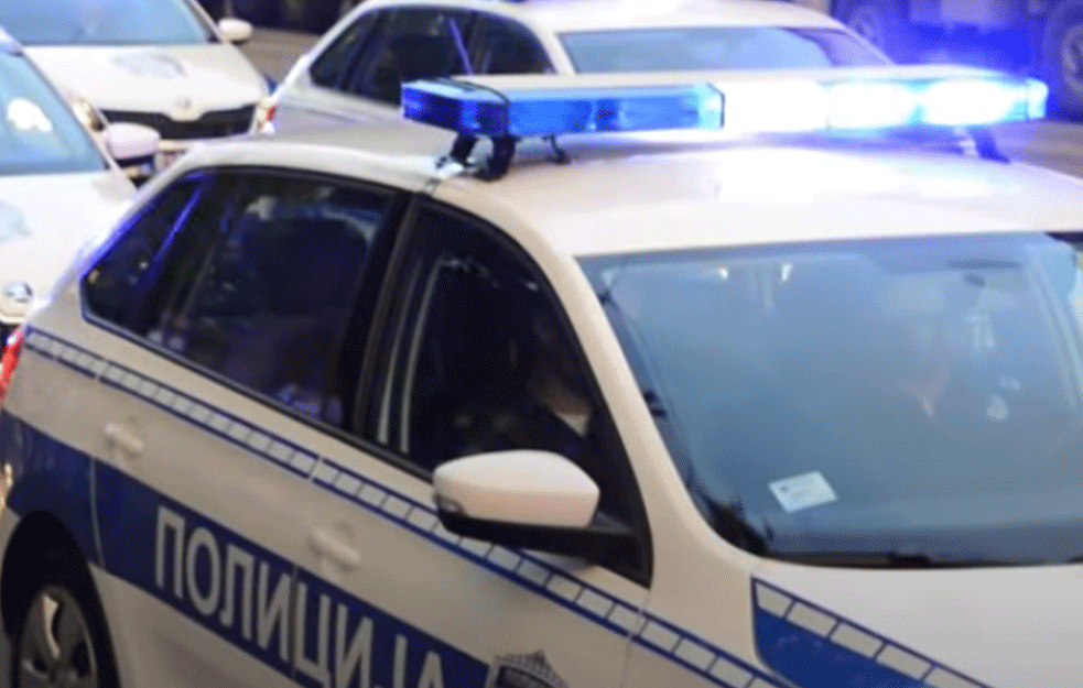 NEVEROVATNE SCENE NA ULICAMA KALUĐERICE: <span style='color:red;'><b>Crni džip</b></span> udarao u vozila u pokretu, policija traga za neodgovornim vozačem!  